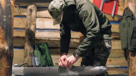 Un asesor del ministro ucraniano de Defensa enseña un dron de bolsillo que pesa menos de tres kilos y vuela hasta 64 kilómetros: lo están desarrollando en EEUU