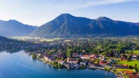 Un ayuntamiento exige a los propietarios de una casa que reemplacen las puertas blancas de sus garajes después de 24 años