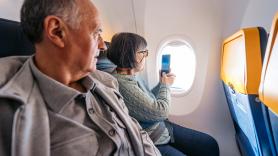 El motivo por el que las personas mayores de 60 años no deberían sentarse juntas en los aviones