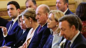 Juan Carlos I recoge su premio en Francia y llama muchísimo la atención ver quién está unas filas más atrás