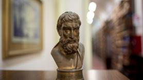 Epicuro, filósofo griego: "El hombre que no se contenta con poco, no se contenta con nada"