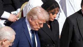 Que dice Trump que su imagen como 'Jesucristo salvador' era en realidad un montaje como si fuera "médico", porque "yo sí hago que la gente mejore"