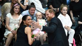 El príncipe Harry y Meghan Markle en Australia: sonrisas y calidez con niños enfermos al estilo Lady Di antes de monetizar su viaje