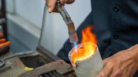 Funden tarjetas SIM para sacar oro en casa: el experimento viral que convierte basura electrónica en miles de euros