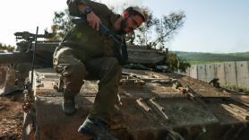 El Ejército israelí confirma como real la foto de un soldado decapitando a martillazos un Cristo en una iglesia de Líbano