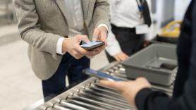 La UE endurece los controles en los aeropuertos con un sistema que amenaza con crear colas kilométricas: "La situación va a ser inmanejable"