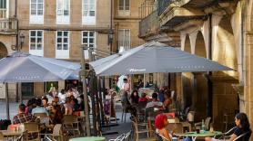 Va a un bar y se indigna por lo que hacen los de la mesa de al lado con el camarero: "La hostelería debería ser como la mili"