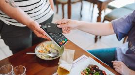 Una tiktoker le declara la guerra a los creadores que fomentan el turismo masivo: "Cada vez que veo a uno romantizando un menú del día por 20 euros lo denuncio por estafa"