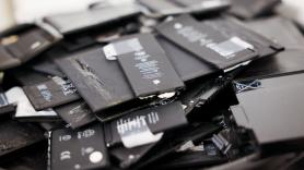 La UE cambia las normas y desde 2027 tu móvil volverá a tener tapa para reemplazar la batería: este reglamento lo exige