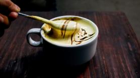 El "café con huevo" arrasa en Instagram, pero una médica advierte del riesgo real de salmonela al tomarlo