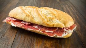 Lo que cuesta una flauta de jamón de bellota en el aeropuerto de Barajas es para quedarse tiritando