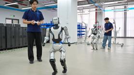 Robots humanoides contra una plaga de jabalíes en plena ciudad: así es la insólita prueba que se ha viralizado en Varsovia