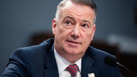 Otra fuga en el ICE de Trump: renuncia el jefe interino y supervisor del plan de deportación masiva