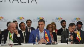 El sorprendente accesorio que están regalando en la cumbre progresista de Barcelona: de primeras, recuerda a Trump