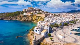 Ahmed, 35 años, saharaui, trabaja en un hotel de cinco estrellas en Ibiza y duerme en una cabaña de madera y cartón: el martes será desalojado junto a otras 130 personas