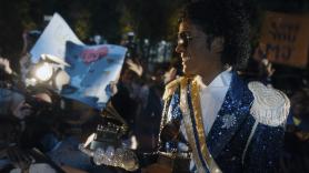 'Michael': un repaso a los éxitos y una omisión de las polémicas de Michael Jackson con un calco del 'rey del pop'