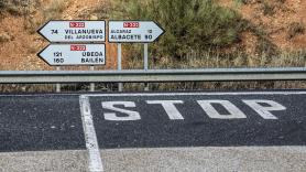 Señales de tráfico de Barcelona y Valencia aparecen de repente en un pueblo inglés a 1.160 kilómetros de distancia: la DGT dice que no sabe cómo llegaron allí