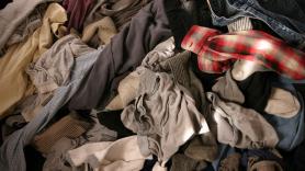 Si donas ropa usada puede acabar vertida ilegalmente en el desierto de Atacama en Chile: 39.000 toneladas al año se amontonan allí sin control