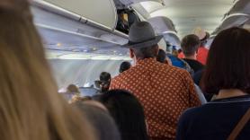 Un piloto de avión lanza un mensaje con todas las letras a quienes se levantan en cuanto aterrizan, aunque vayan a tardar en poder salir