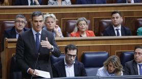 Sánchez desactiva el intento de Feijóo de criticar la gestión económica: "¿Eso lo escribe usted?"