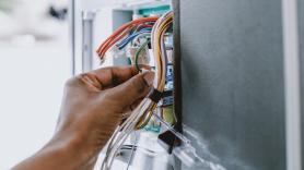 Carolina, electricista venezolana de 29 años en España: "He visto viviendas donde la gente no se ha muerto de milagro, con el microondas, el horno y el secador conectados a una regleta sin toma de tierra"