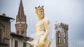 Una turista de 28 años se sube a la estatua de Neptuno en Florencia para tocarle los genitales por una apuesta: 5.000 euros de daños y denuncia
