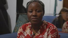 Un fondo buitre quiere desahuciar a Ya Amou tras veinte años en una casa en la que vive con su hija y su nieta de dos días