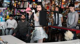 De tocar una 'silla' a su peculiar inglés: Amaia tira de su naturalidad y triunfa en su Tiny Desk como solo ella podría hacerlo