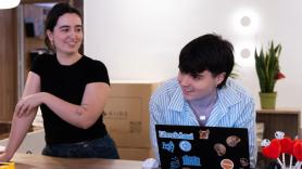 Ariane Hoyos y Beñat Azurmendi, los 'influencers' detrás de la librería Lasai: "Los jóvenes están enganchados a TikTok, sí, pero la gente mayor también"