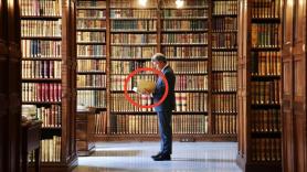 Feijóo felicita así el día del libro y Antonio Maestre se fija en lo que lleva en la mano: da un palo a sus asesores