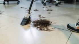 38 barreras de pelo humano en el Puerto de Barcelona: un invento francés fabricado con cabello de peluquerías españolas que limpia los metales pesados del mar