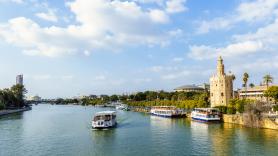 Sevilla quiere atraer 100 escalas de cruceros y megayates al año mientras los vecinos claman desde hace años contra la turistificación de la ciudad