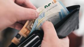 Lucía y Belén, de 19 y 21 años, devuelven una cartera con 1.332,50 euros en Málaga: "La gente tiene que pensar desde el corazón"