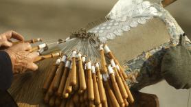 Lucita Figueroa, palilleira de Muxía, arrasa con un vídeo en redes: "Igual que un músico se guía por partituras, las palilleiras nos guiamos por un cartón"