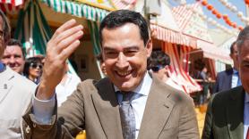 Juanma Moreno va a la Feria de Abril de Sevilla y la reacción de una mujer al verle pasar no deja de compartirse