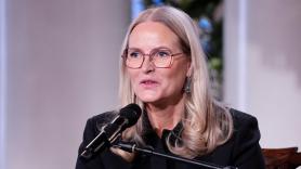Mette-Marit de Noruega reaparece y habla de su estado de salud: "He rozado la muerte dos veces"