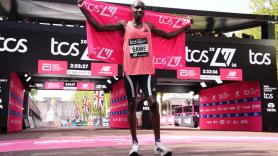 ¿Quién dijo robots?: Sawe bate el récord del mundo en la maratón de Londres y es el primer hombre en bajar de las dos horas