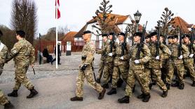 Le expulsan del Ejército tras 43 años de servicio por estar casado con una rusa: "Es kafkiano y absurdo, yo soy blanco como la nieve"