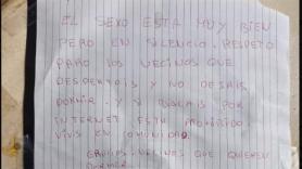 Se queja del sexo de sus vecinos: los aludidos responden con un cartel para exponer en un museo