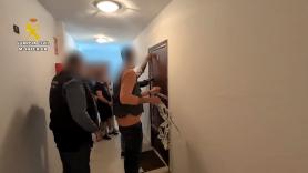 La sacan engañada de un centro de menores, la violan y la obligan a estafar y robar