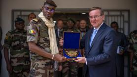 Muere el ministro de Defensa de Mali tras un brutal atentado con coche bomba: repelió el ataque antes de fallecer