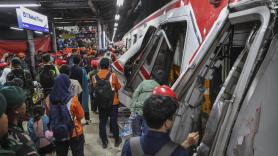 Al menos 14 muertos y más de 80 heridos en un choque entre dos trenes en Indonesia