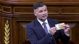 Rufián se dirige a Junts y les enseña la bandera que "comparten con PP y Vox": "50 pavos"