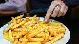 Suena raro pero los científicos lo avalan: las patatas fritas robadas saben un 40% mejor que las de tu propio plato