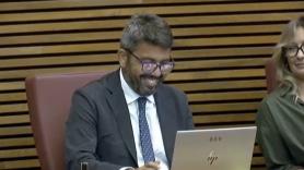 Una diputada le dice a Carlos Mazón que "se está pegando la vidorra del siglo" y el gesto que hace va a indignar a muchos