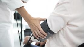 La reacción de un estadounidense al enterarse de cómo funciona la sanidad pública en España es para verla en bucle