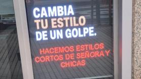 El cartel promocional que cuelga una peluquería dicen que ya es de matrícula de honor en marketing