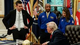 Trump se burla de las orejas del jefe de la NASA en plena recepción en el Despacho Oval