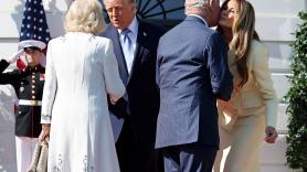 Lo que dice una estadounidense al ver el comentado gesto de Trump con la reina Camila es para que lo enmarquen en la Casa Blanca