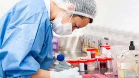 Julio Delgado, hematólogo, sobre la innovadora inmunoterapia contra el cáncer: "Pasamos de tratar a 7 pacientes en 2017 a 114 en 2025. Es una revolución y yo no veo un límite"